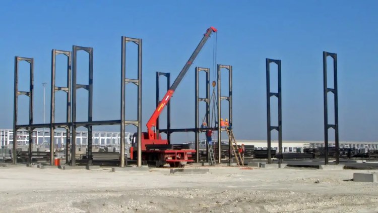 32_Sets_Steel_Reefer_Gantries_Supply_Hidd_Port_Bahrain_3_Reefer_Gantry_Erection