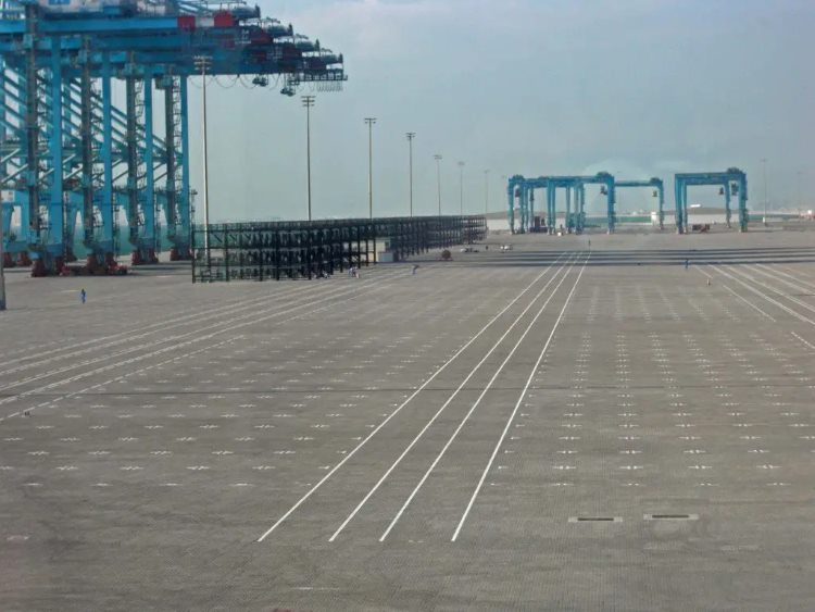 32_Sets_Steel_Reefer_Gantries_Supply_Hidd_Port_Bahrain_5_Container stacking areas