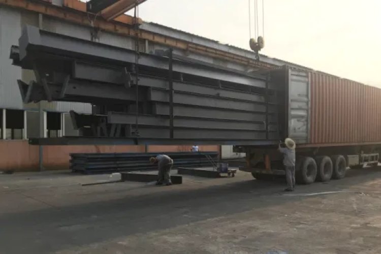 32_Sets_Steel_Reefer_Gantries_Supply_Hidd_Port_Bahrain_6_Container_Loading