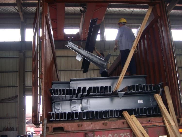32_Sets_Steel_Reefer_Gantries_Supply_Hidd_Port_Bahrain_7_Open_Top_Container_loading