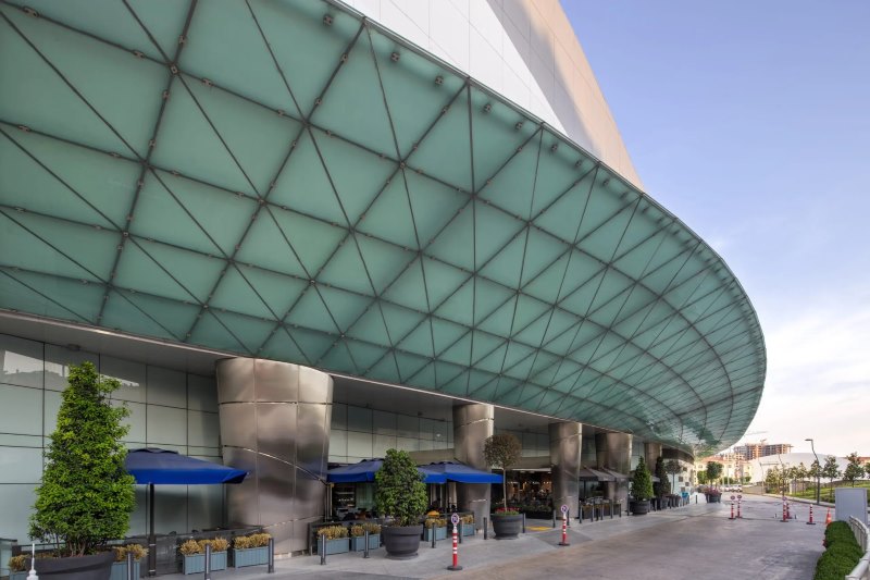 Cantilevered Undulating Canopies At Shopping Mall Podium | Architecturally Exposed Steel